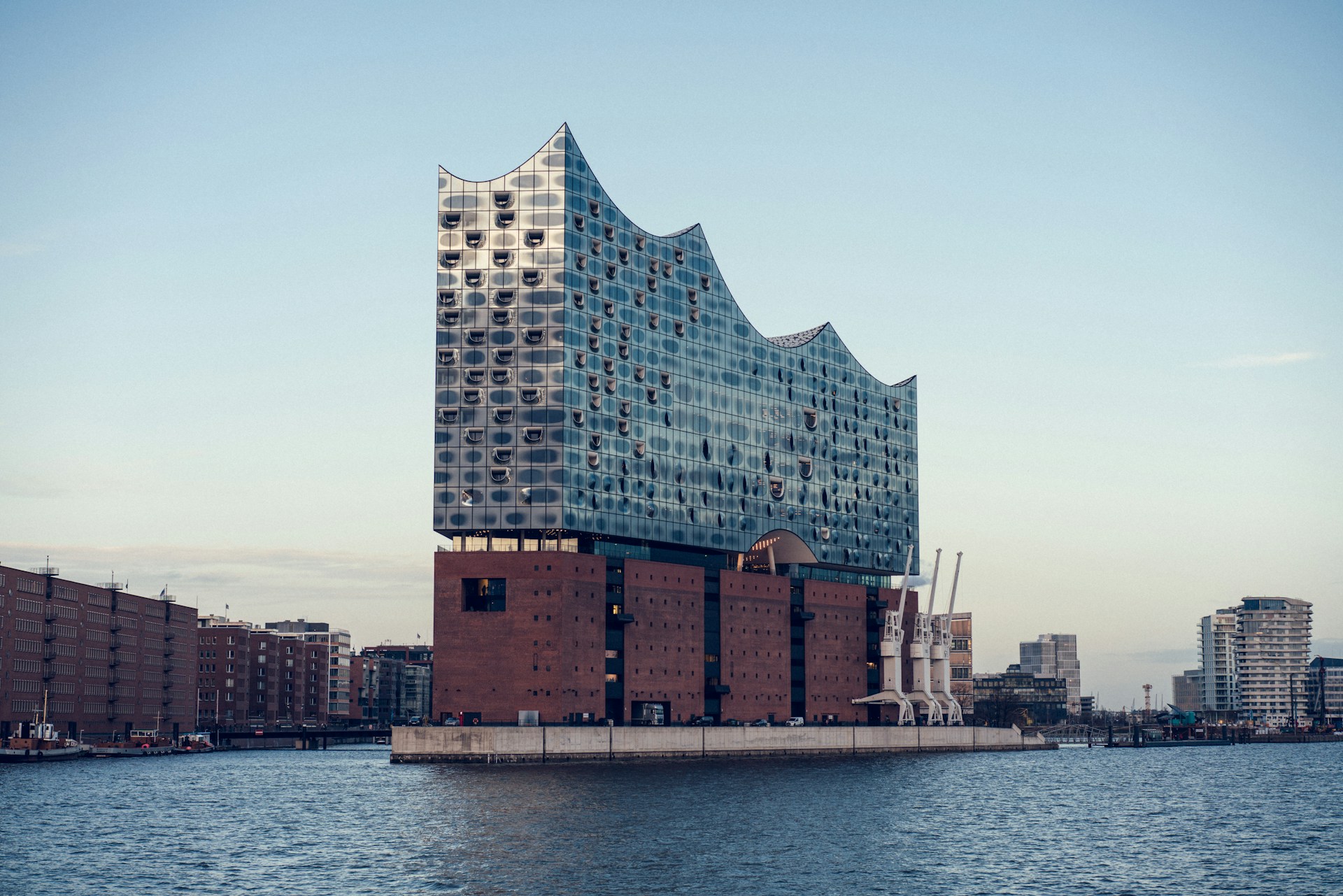 Elbphilharmonie in der Hamburger HafenCity an der Elbe