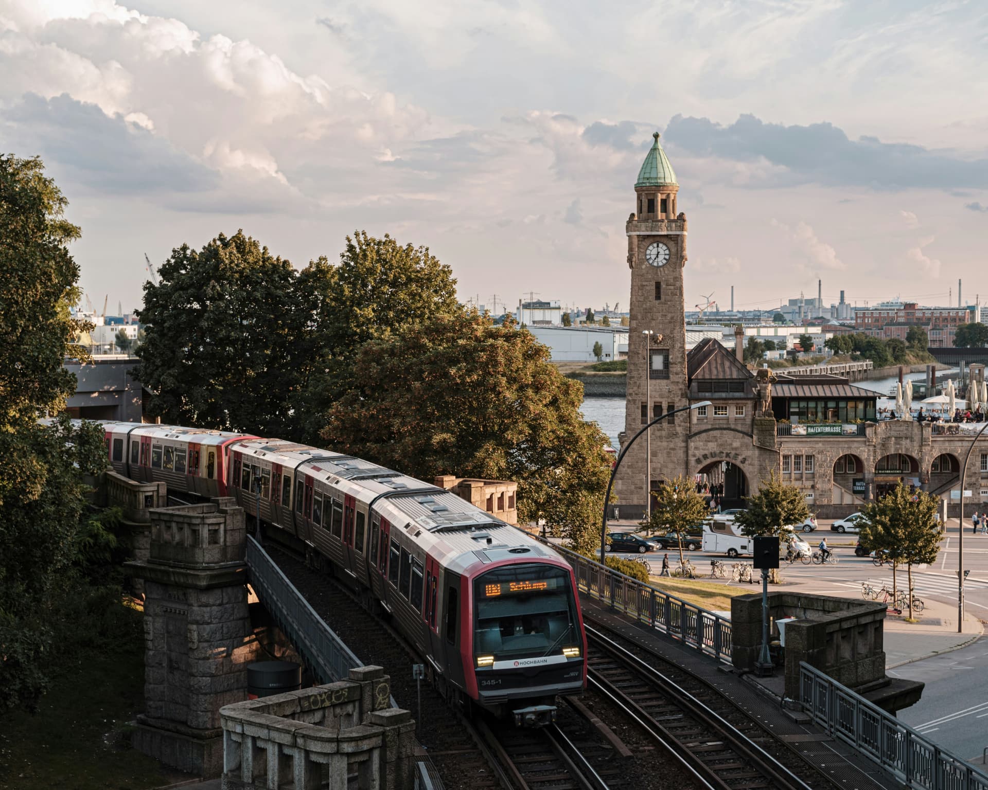 Hochbahn an den Landungsbrücken im Hamburger Hafen