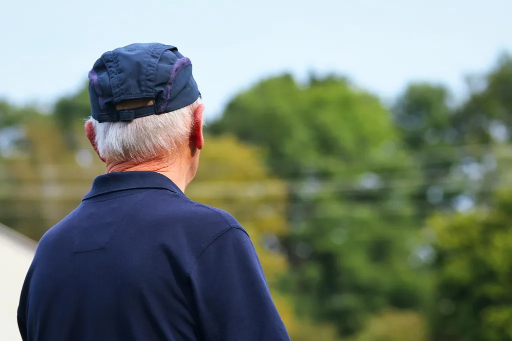Älterer Mann mit Cap beim Spaziergang, von hinten fotografiert – Verhinderungspflege und Kurzzeitpflege einfach erklärt