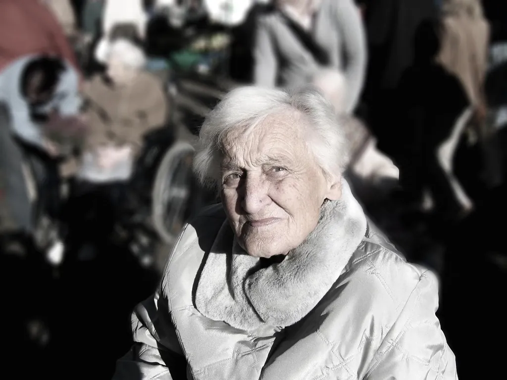 Seniorin mit weißem Haar im hellen Mantel im Porträt – Sprüche für Oma – die schönsten Glückwünsche