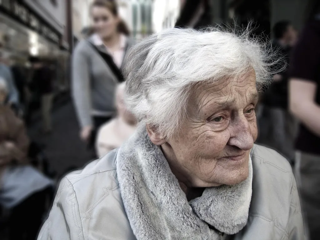 Nachdenkliche Seniorin im Porträt – Demenz zuhause begleiten: Tipps für Angehörige