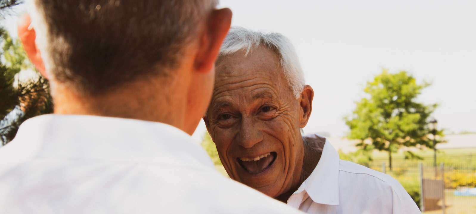 Ein Rentner lacht eine Selbständige Pflegekraft an.