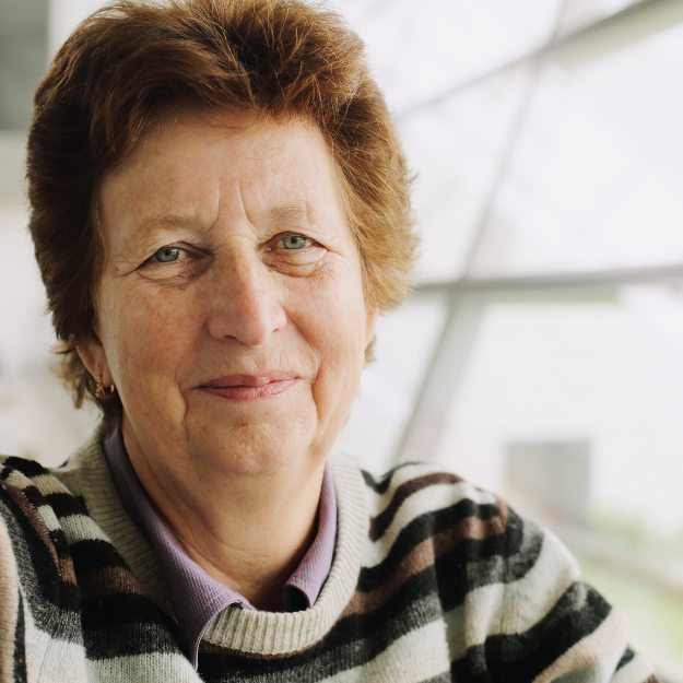 Pflegedienst Hamburg Patientin alte Frau lächelt und hat gefärbte Haare