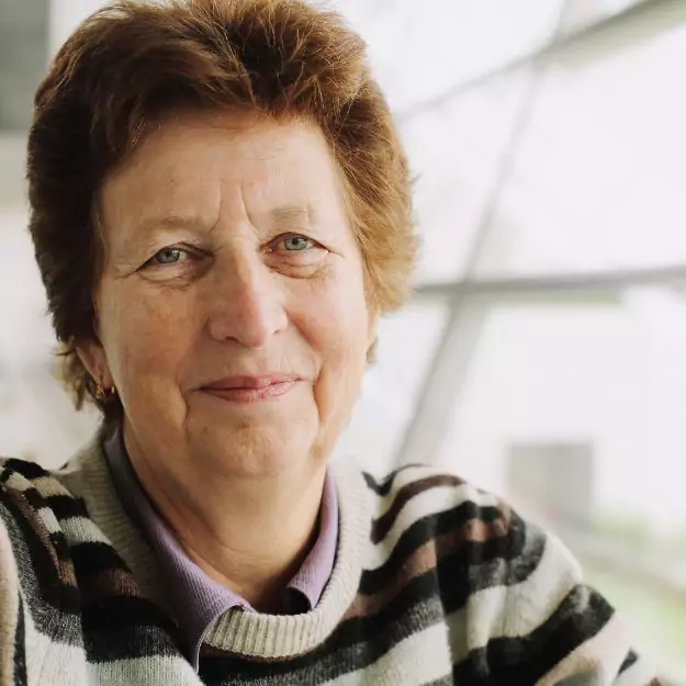 Pflegedienst Hamburg Patientin alte Frau lächelt und hat gefärbte Haare