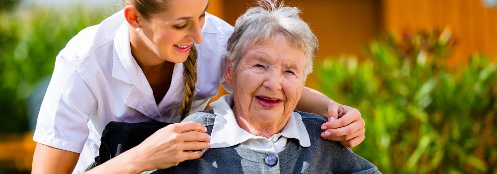 Alte Frau lacht,Pflegedienst Hamburg Pflegedienst Helfende Haende