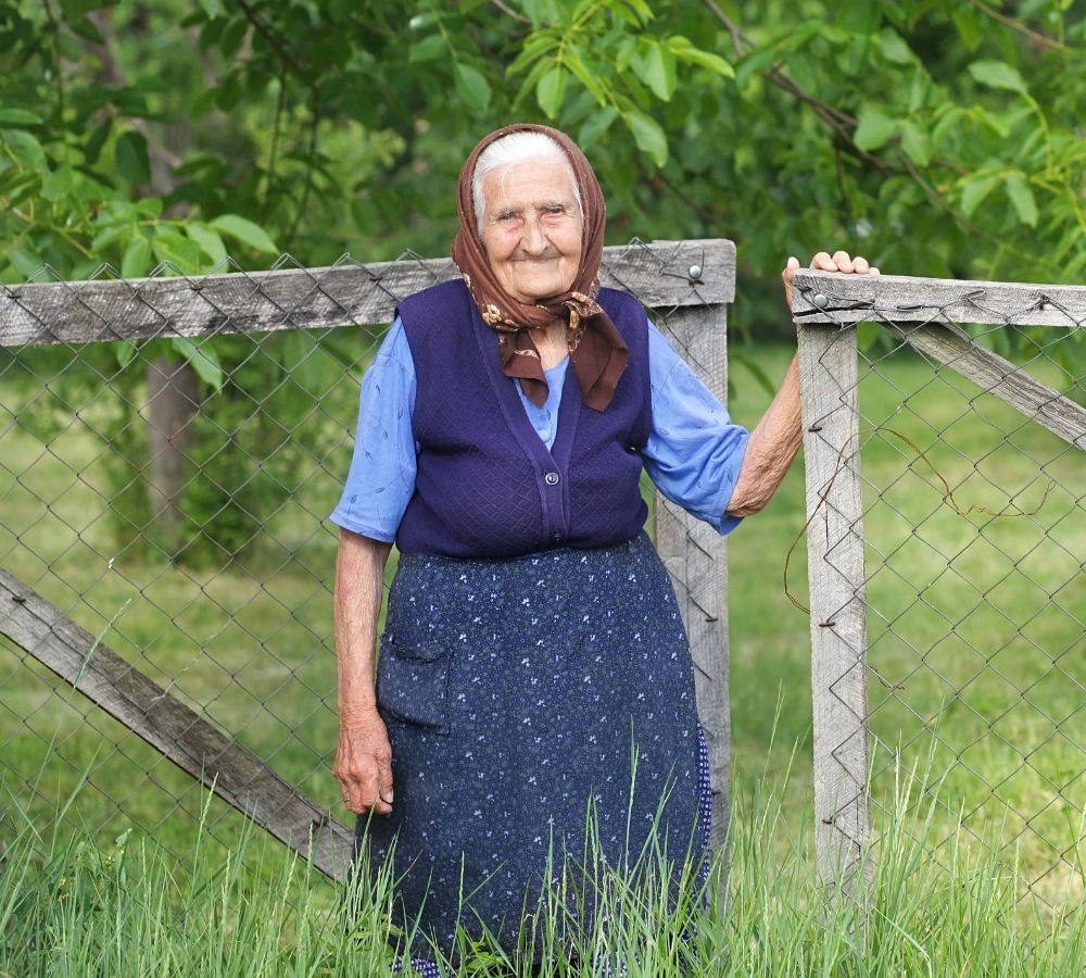 Alte türkische Frau mit Kopftuch an einem Tor Türkischer Pflegedienst in Hamburg